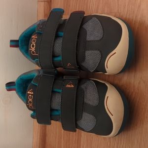 Plae Velcro Sneakers